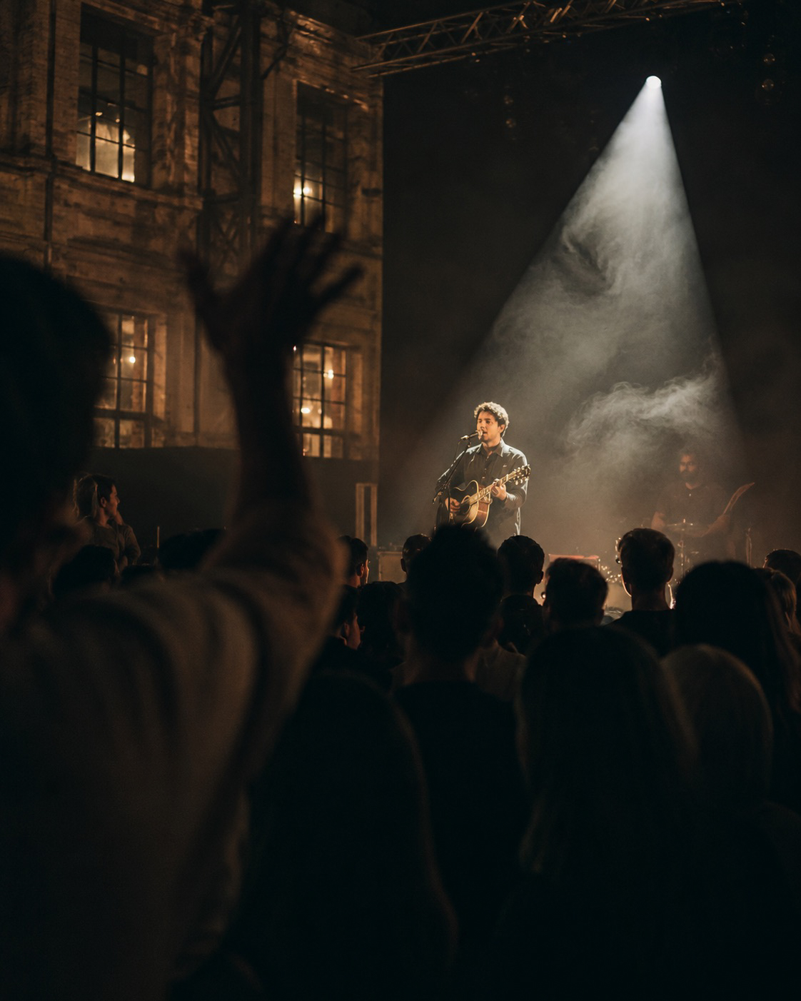 lihovar-concert-singer-stage-audience