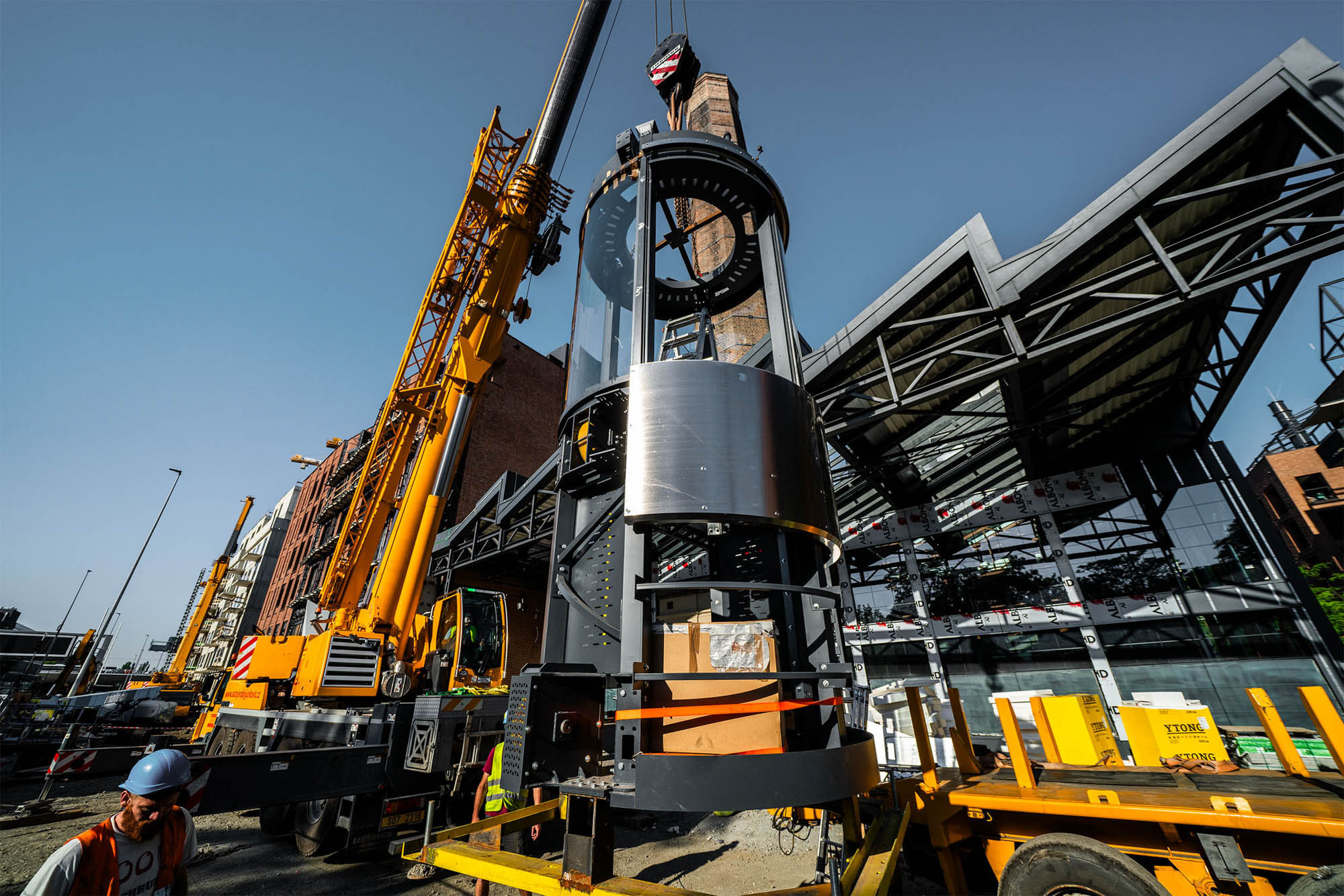 lihovar-lift-crane-installation-exterior