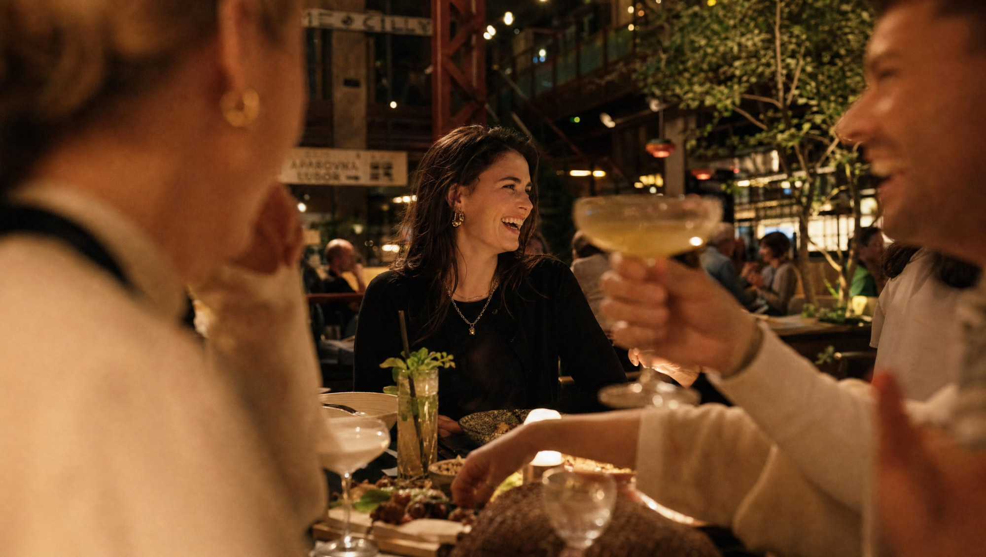 lihovar-restaurant-friends-drinks-evening